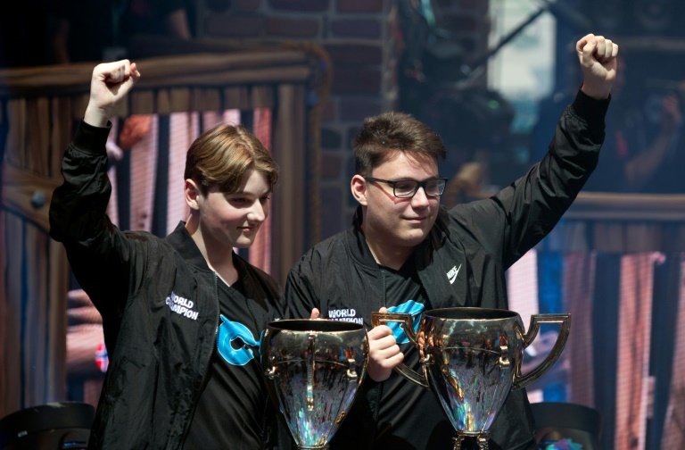 Dois adolescentes ganham Mundial do game Fortnite e ficam milionários