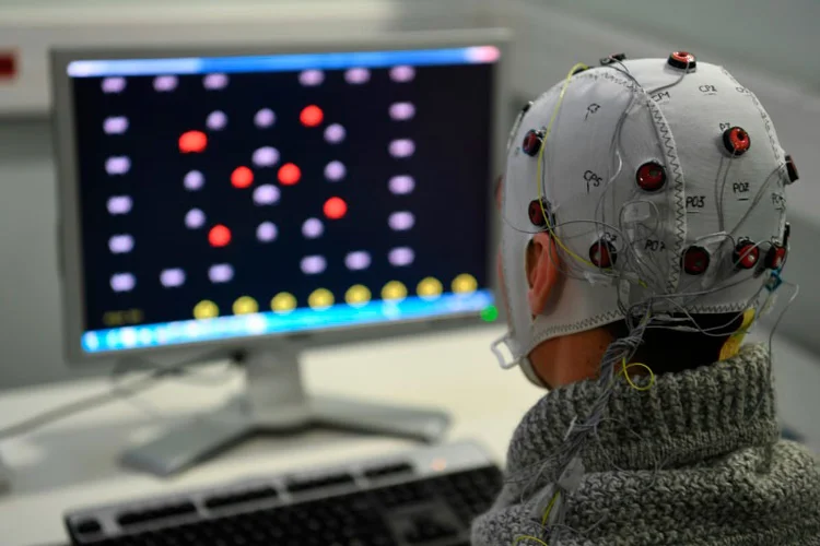 Neurociência: Especialistas se mantém cautelosos sobre sua visão de unir mentes com computação superpotente (Glenn CHAPMAN/AFP)