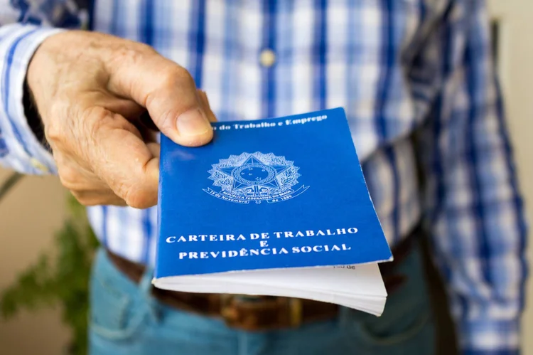 Carteira de trabalho; CLT; FGTS (Gabriel Ramos/Getty Images)