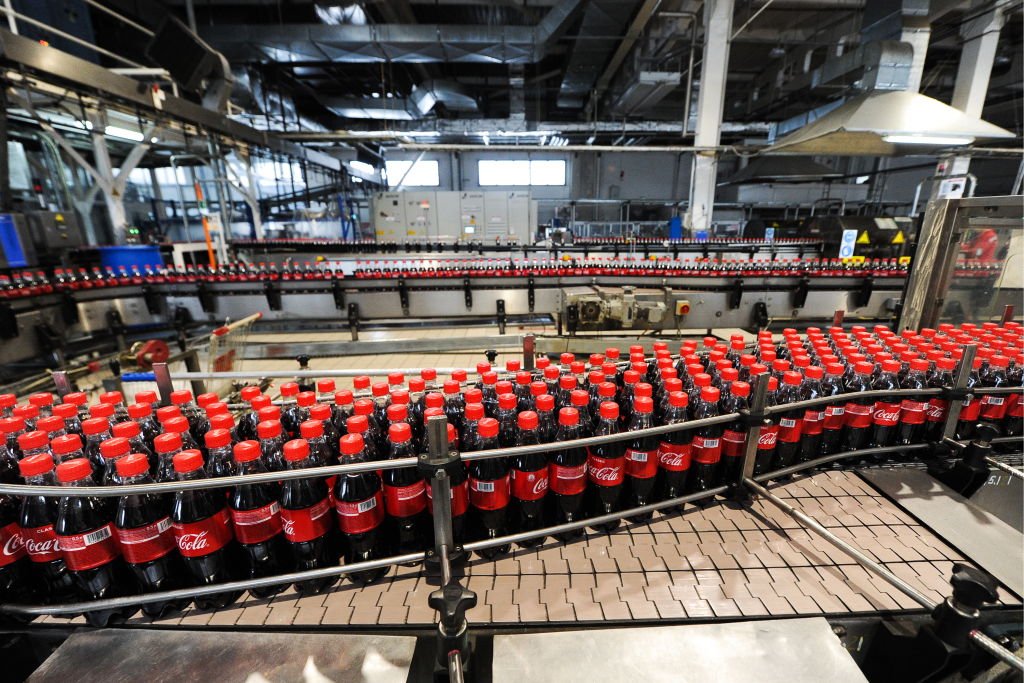 Refrigerantes: grandes fabricantes de refrigerantes, como a Coca-Cola, são favorecidas pelo decreto (Kirill KukhmarTASS/Getty Images)