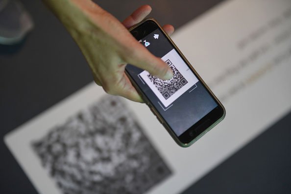 Leitura do QR Code: o cliente é direcionado para a carteira digital ou para o aplicativo do banco (Felix Hörhager/picture alliance via Getty Images/Getty Images)