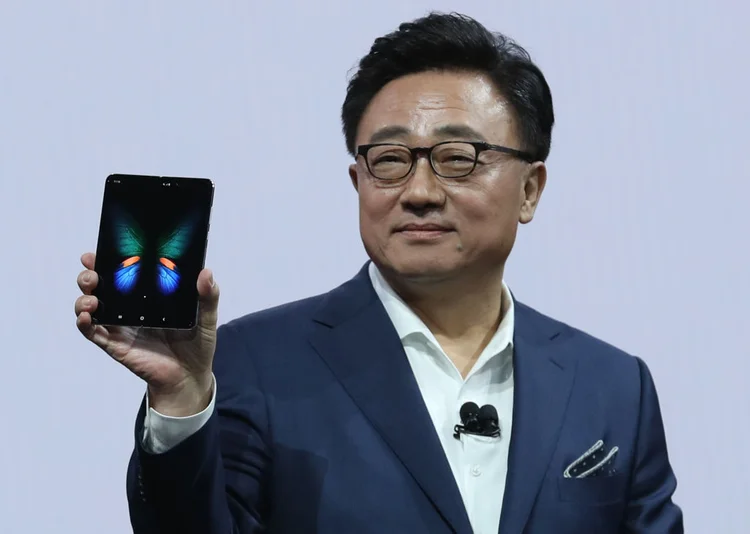 Presidente e CEO da divisão móvel da Samsung, DJ Koh, apresenta o novo smartphone Samsung Galaxy Fold (Justin Sullivan / Equipa/Getty Images)