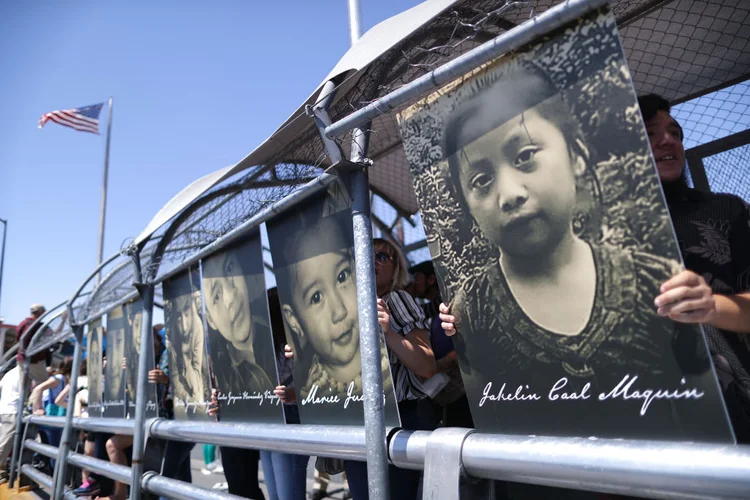 Mortes na fronteira: manifestantes com fotos de crianças imigrantes que morreram tentando atravessar a fronteira dos Estados Unidos com o México (Mario Tama / Equipa/Getty Images)