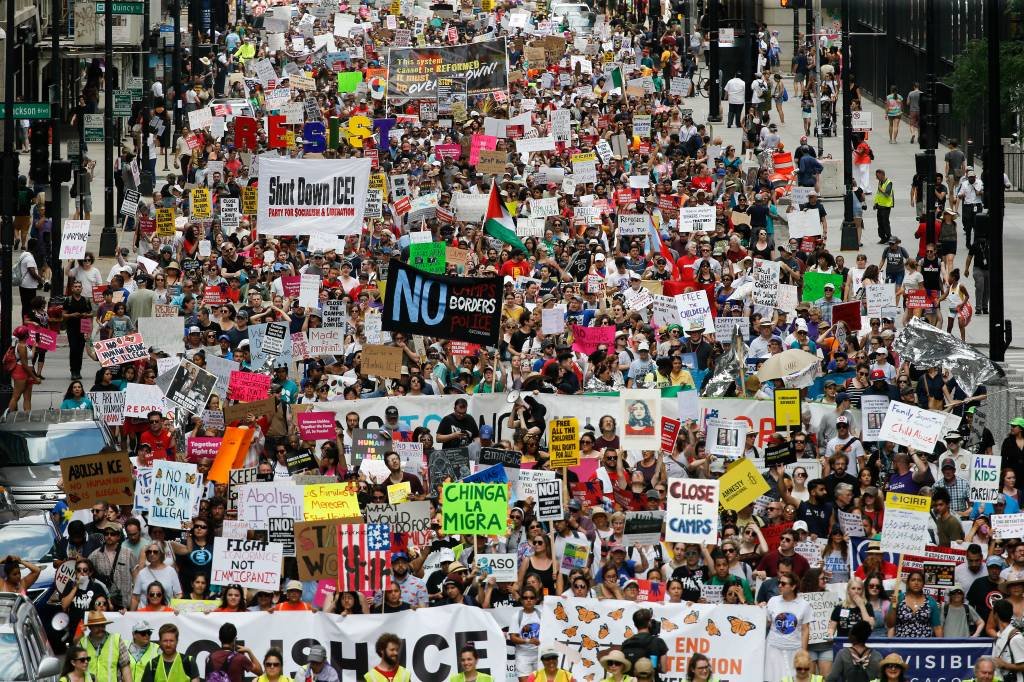 Manifestantes protestam contra expulsão de imigrantes planejada por Trump