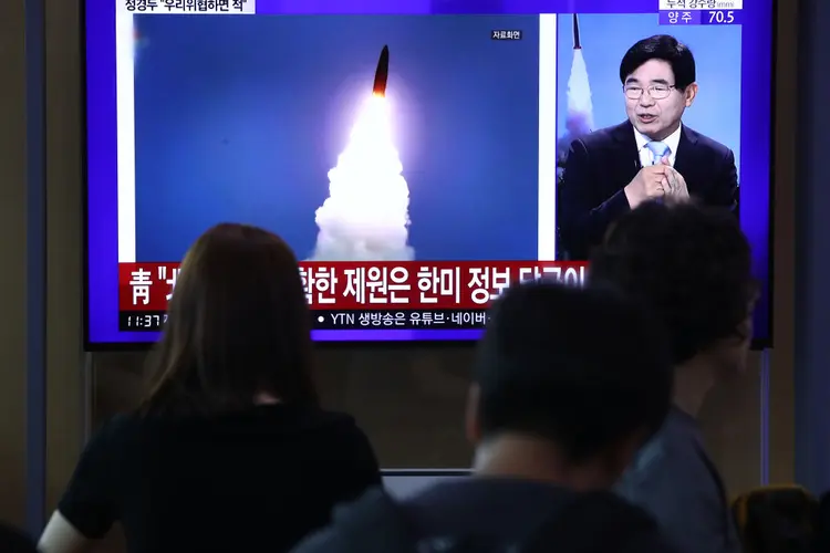 Tensão entre vizinhos: sul-coreanos assistem lançamento do míssil da Coréia do Norte em 31 de julho de 2019 em Seul, Coréia do Sul (Chung Sung-Jun/Getty Images)