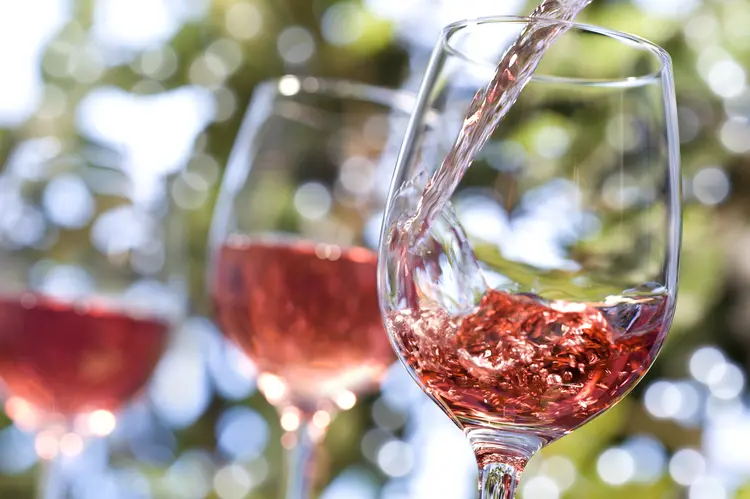 Vinho rosé: até meados do século 20, houve um boom de vendas de rosés docinhos, baratos e de baixa qualidade, capazes de conquistar o paladar de consumidores emergentes (MarkSwallow/Getty Images)