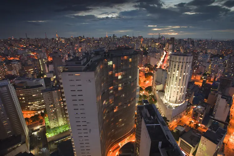 São Paulo à noite: expectativa de ruas esvaziadas é de três meses (Brasil2/Getty Images)