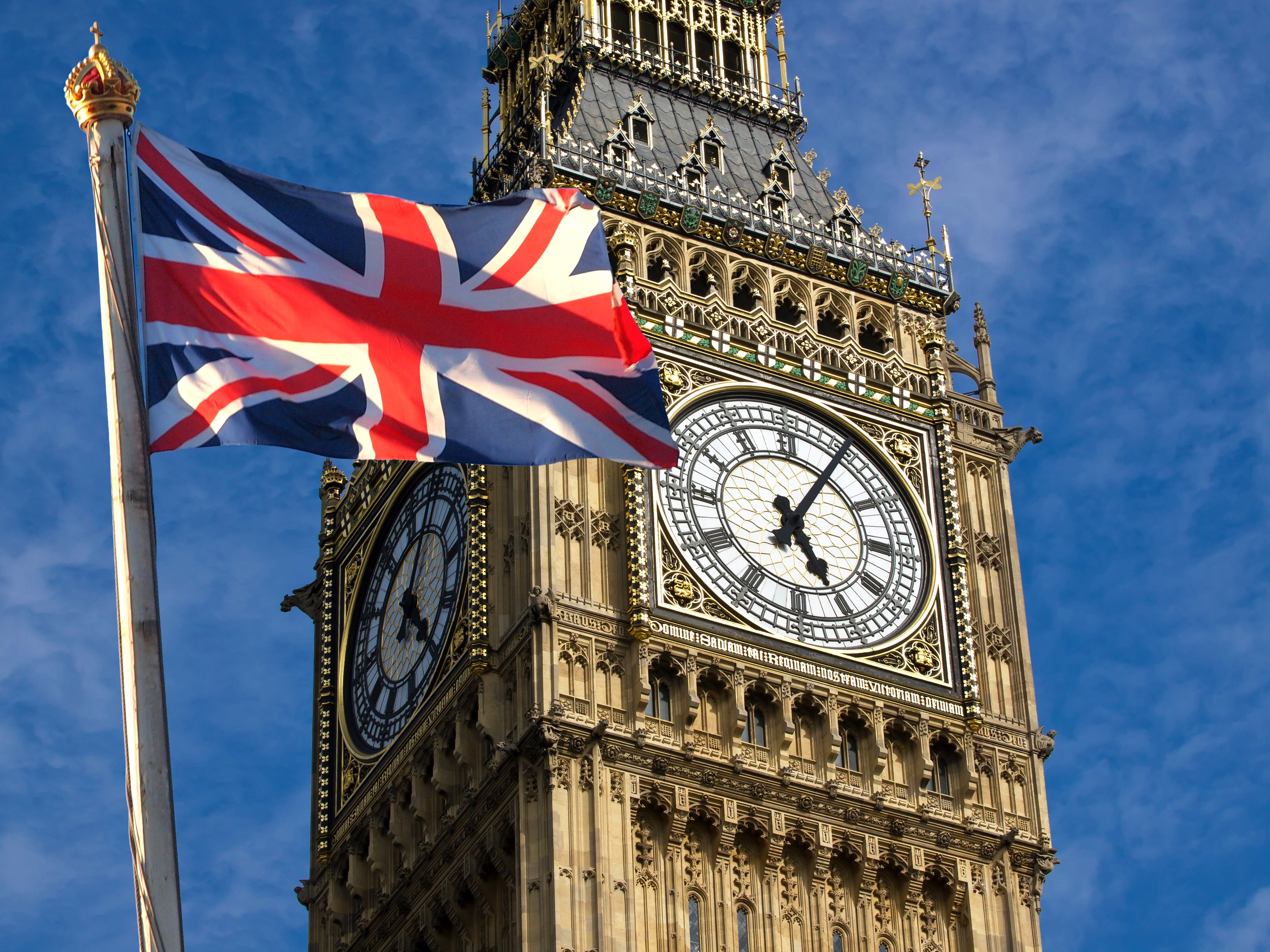 Relógio Big Ben e a bandeira do Reino Unido