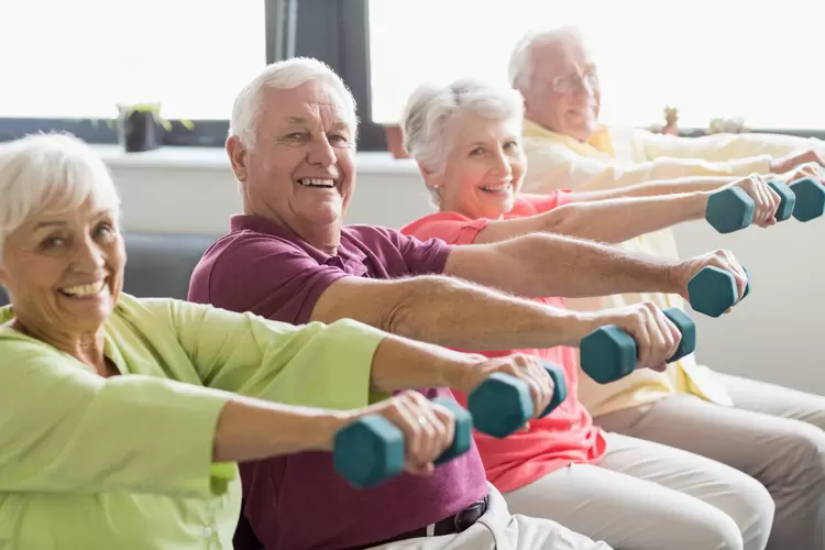 Idosos: a perda progressiva de massa muscular associada ao envelhecimento é conhecida como sarcopenia (Wavebreakmedia/Getty Images)