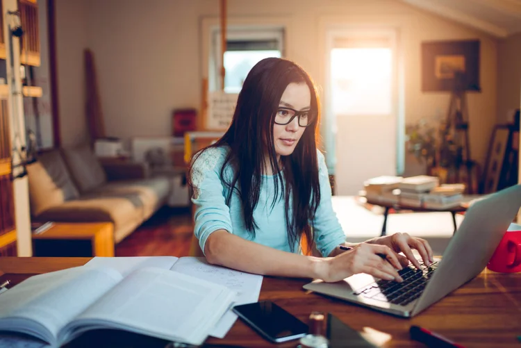 Mulher fazendo curso online: nessa etapa do programa a novidade são cursos em língua portuguesa (Geber86/Getty Images)