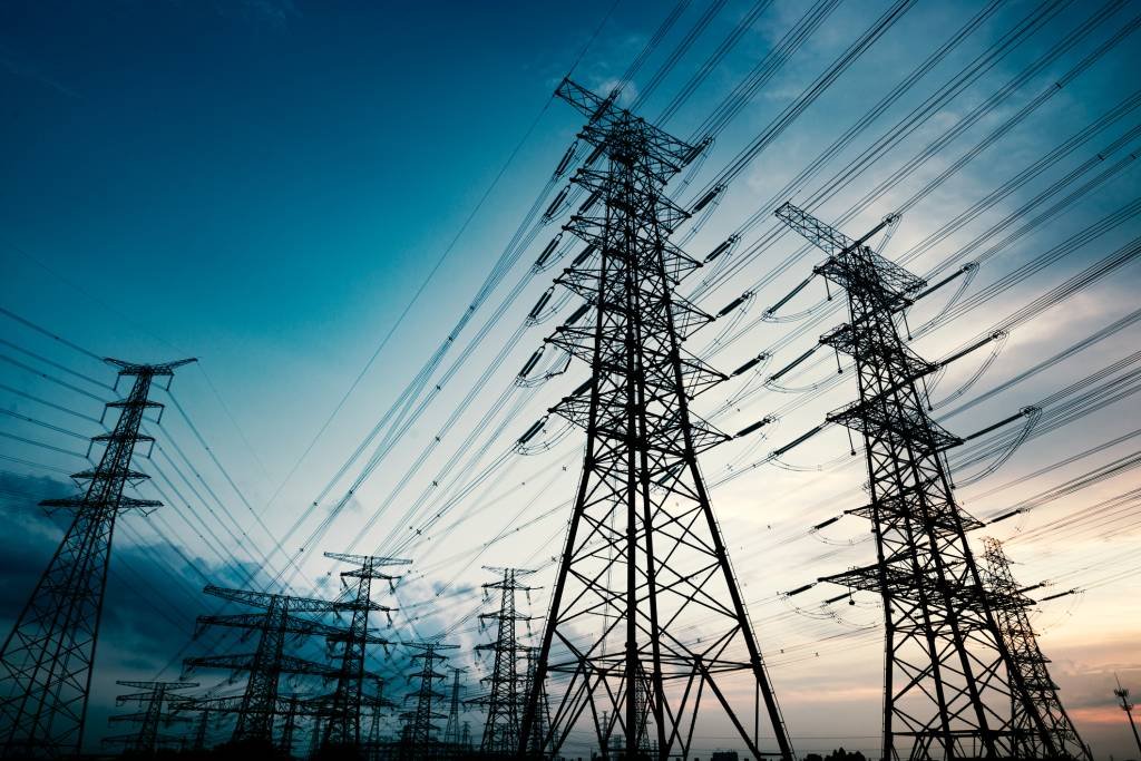 Taesa: transmissora de energia prevê aumento na receita conforme início da operação de empreendimentos (Yangphoto/Getty Images)