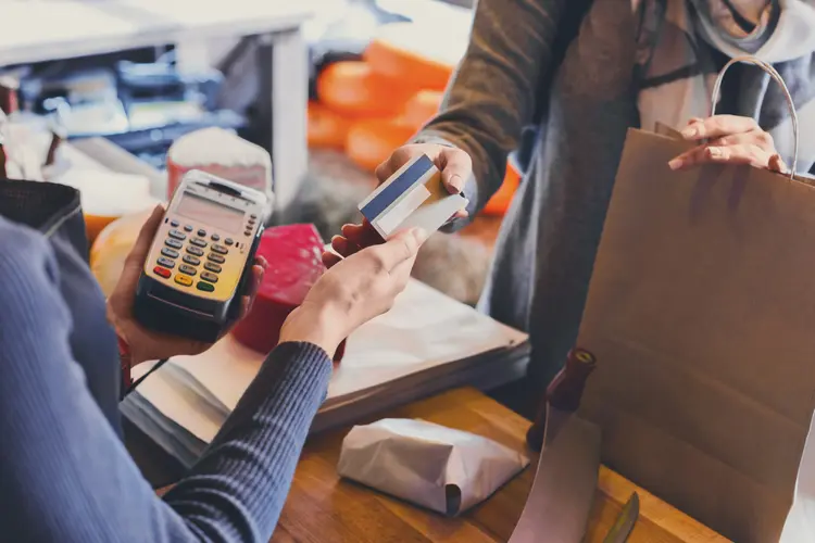 Compras: free shops ou duty free shops são lojas geralmente localizadas em salas de embarque e desembarque de aeroportos (Milkos/Getty Images)