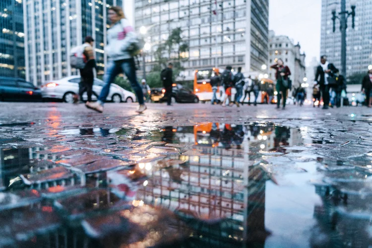 São Paulo amanheceu com chuva nesta quinta-feira, já com queda nas temperaturas (Nikada/Getty Images)