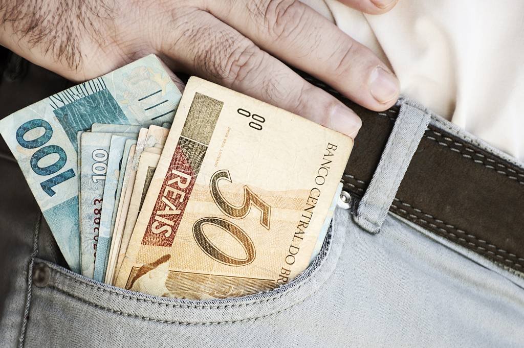 Dinheiro:  substituir alguém têm consequência no salário (IltonRogerio/Getty Images)