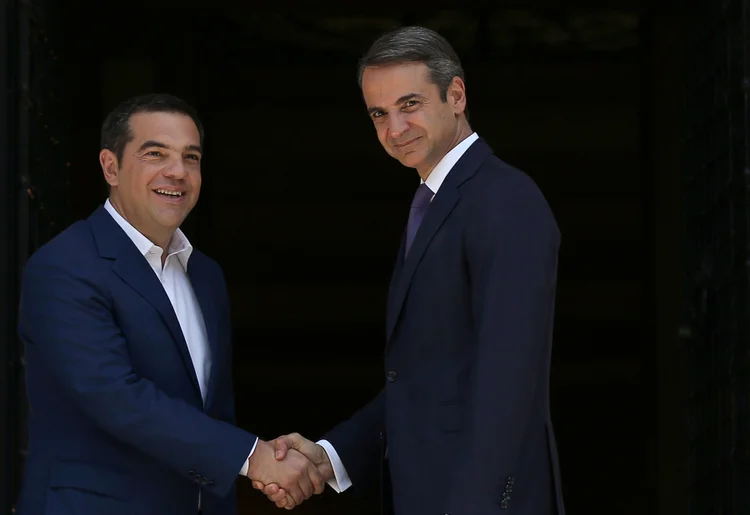 Tsipras e Mitsotakis: Grécia voltou a crescer na casa dos 2%, mas para aumentar o crescimento, novo premiê (à dir.) quer renegociar acordos de austeridade com a União Europeia (Costas Baltas/Reuters)