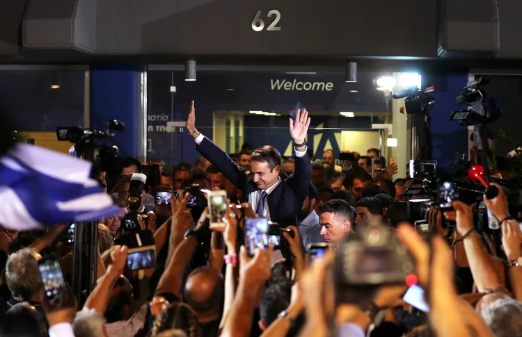 Kyriakos Mitsotakis acena após ganhar as eleições na Grécia (Alkis Konstantinidis/Reuters)