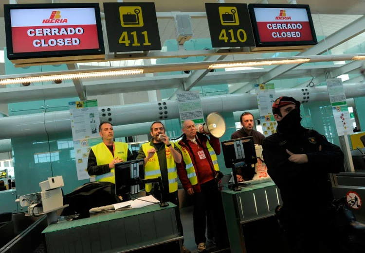 Aeroporto de Barcelona: Greve de funcionários da Iberia causa cancelamentos e atrasos de voos nesta sexta-feira (AFP/AFP)