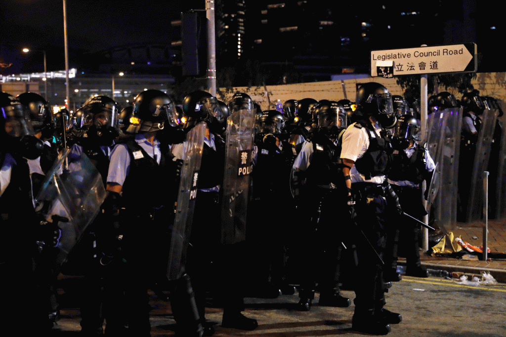 Polícia de Hong Kong retoma parlamento após invasão de manifestantes