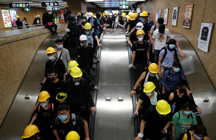 Manifestantes em metrô de Hong Kong: protestos tornaram-se mais violentos nas últimas semanas (Tyrone Siu/Reuters)