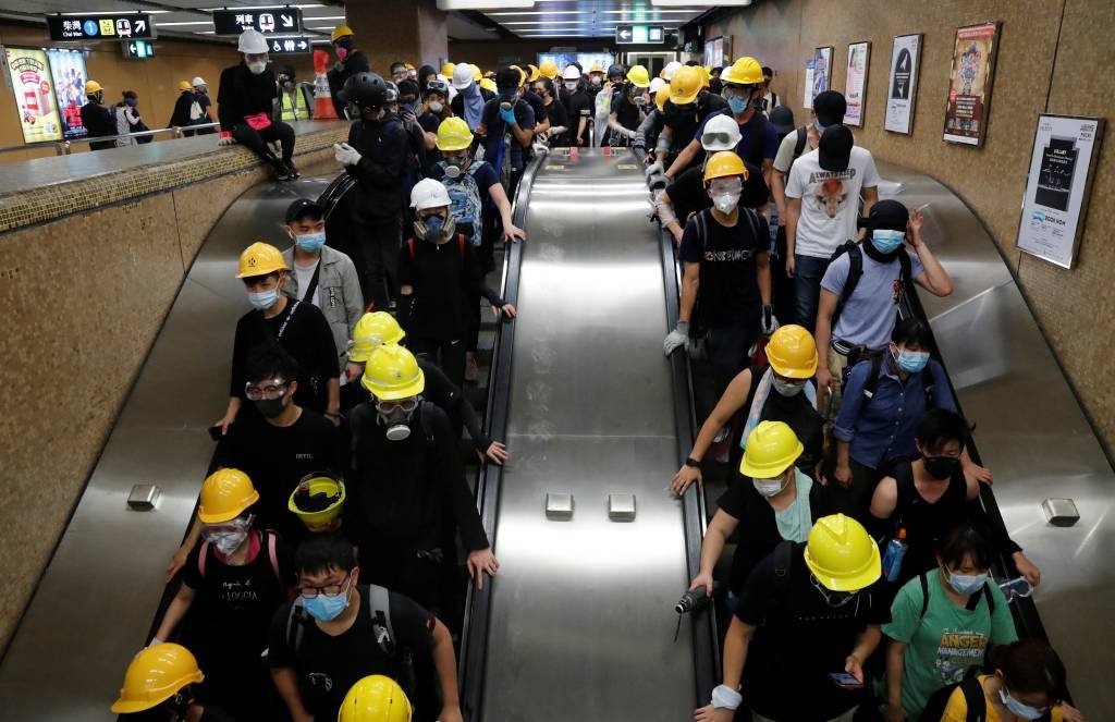 Polícia entra novamente em confronto com manifestantes em Hong Kong