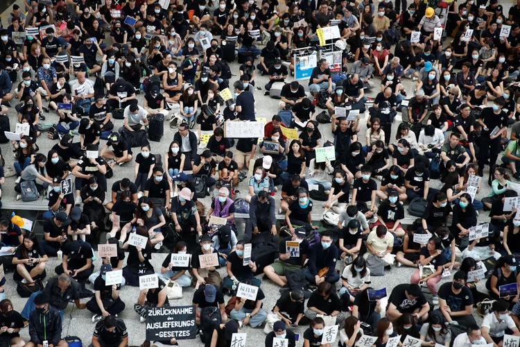 Hong Kong: Aeroporto é tomado por manifestantes contra a administração local e o governo em Pequim (Edgar Su/Reuters)