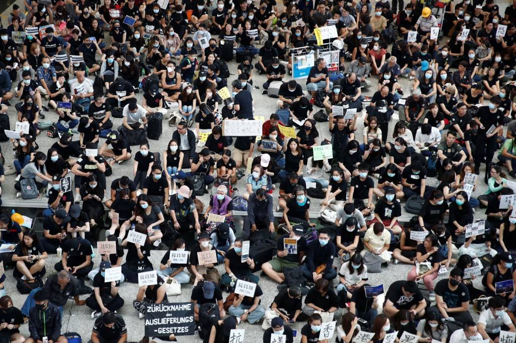 Manifestantes ocupam aeroporto para pedir "Hong Kong livre"