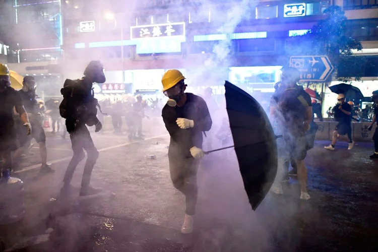 Hong Kong: Manifestantes e polícia voltam a se enfrentar durante protestos da população contra lei de extradição (LUDOVIC EHRET/AFP)