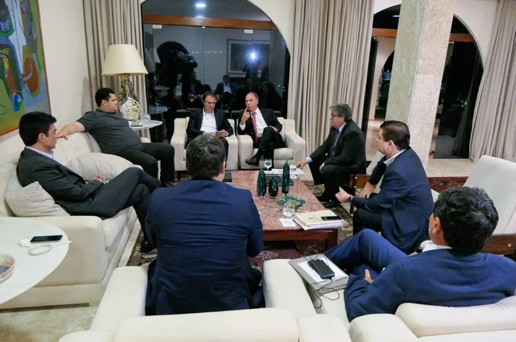 Como na reunião da véspera, na residência do presidente do Senado, Davi Alcolumbre, parlamentares e governadores não chegaram a um acordo para inclusão do assunto para votação na comissão especial. (Roque de Sá/Agência Senado)