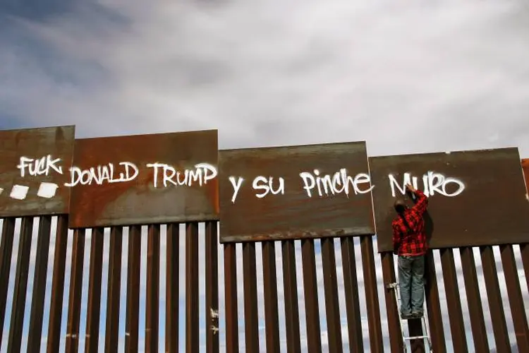Muro: construção da barreira na fronteira com o México vai utilizar 2,5 bilhões de dólares da verba militar dos Estados Unidos (Herika Martinez/AFP)
