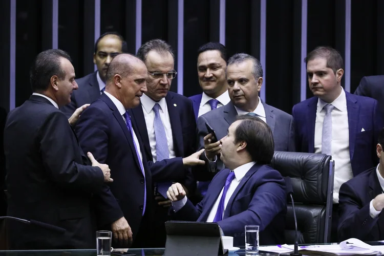 Plenário da Câmara: presidente da Casa, Rodrigo Maia, fala com o chefe da Casa Civil e com integrantes da equipe econômica do governo (Luis Macedo/Agência Câmara)