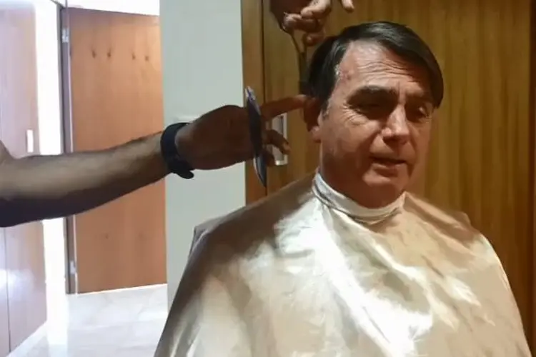 Bolsonaro corta cabelo em "live" (reprodução/Facebook)