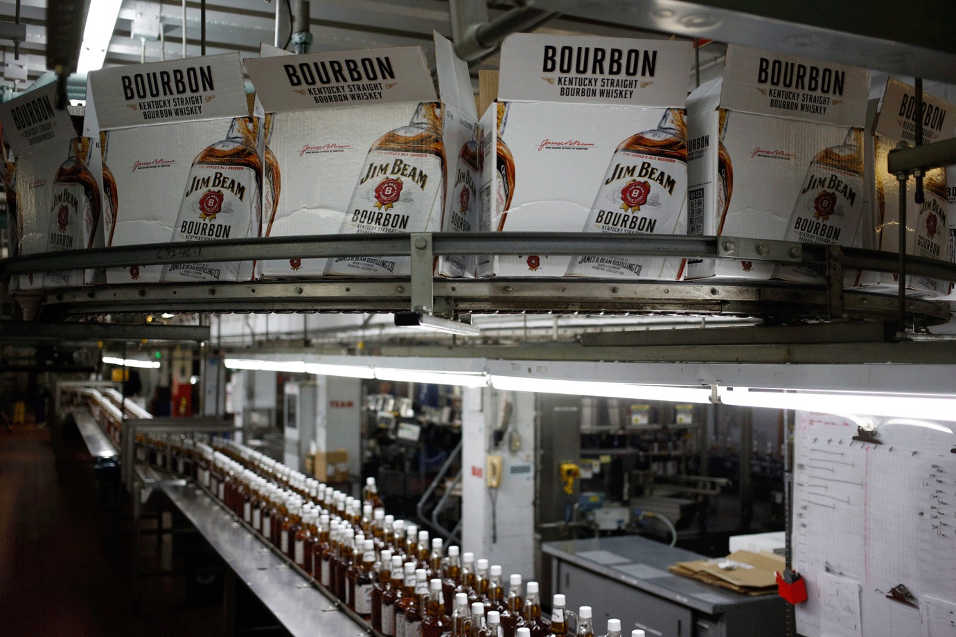 Incêndio no armazém da Jim Beam provoca derramamento de whisky em rio