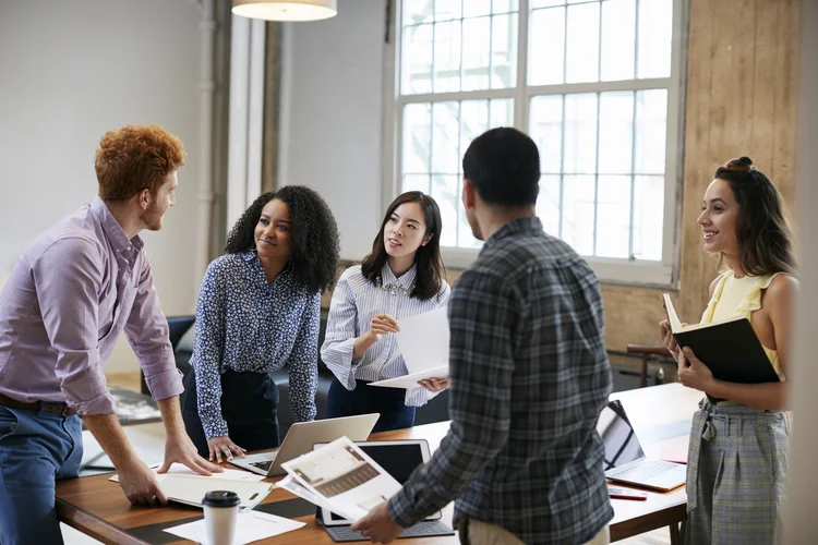 Pandemia evidenciou a desigualdade social em diversos níveis, e não há mais espaço para diversity washing. (monkeybusinessimages/Getty Images)