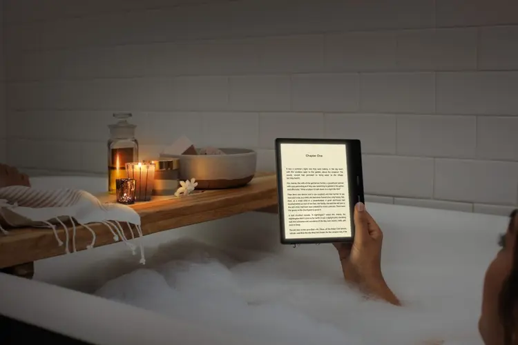 Kindle Oasis: dispositivo da Amazon é resistente à água  (Amazon/Divulgação)