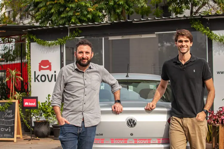 Adhemar Neto e João Costa, da Kovi: startup expande junto a trabalhadores com menor renda e sem automóveis próprios que passaram a alugar carros para obter uma renda extra por apps (Kovi/Divulgação)