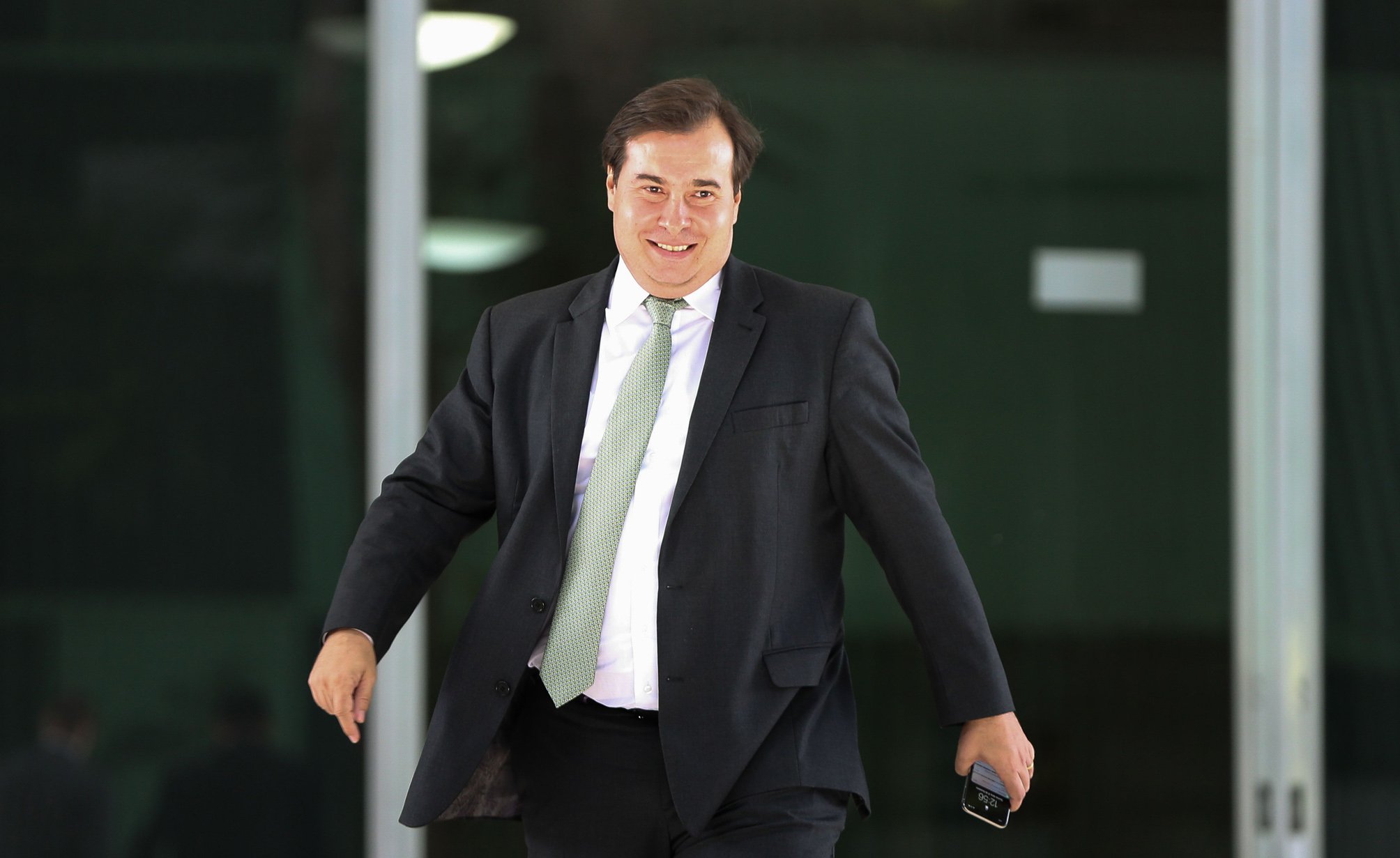 Flávio tem muito respeito no Parlamento, diz Maia