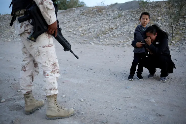 Ledy Perez e seu filho, da Guatemala, são fotografados implorando para entrar nos Estados Unidos (Jose Luis Gonzalez/Reuters)