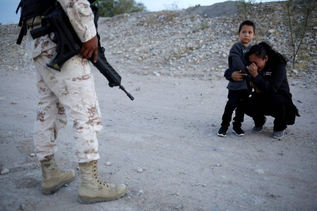 Foto emocionante mostra mãe com filho implorando para entrar nos EUA