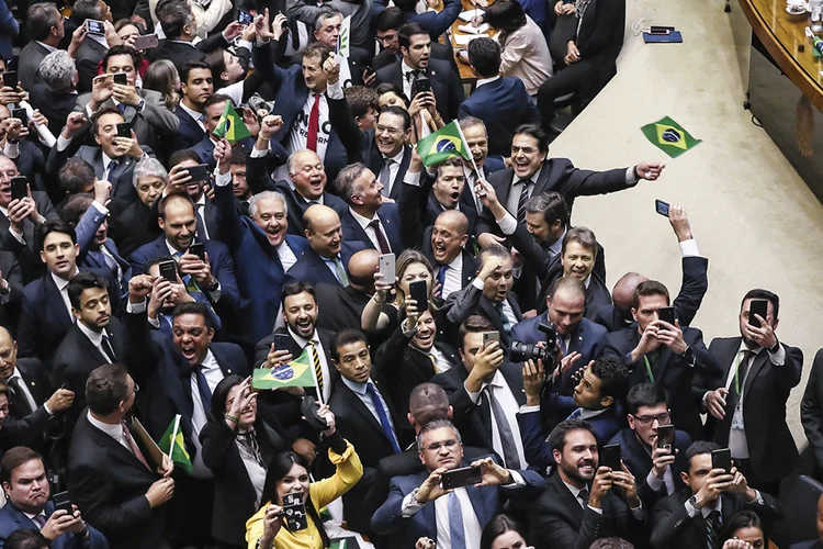 Deputados celebram a aprovação da reforma da Previdência: mostra de comprometimento com o orçamento público (Lula Marques/Agência PT/Reprodução)