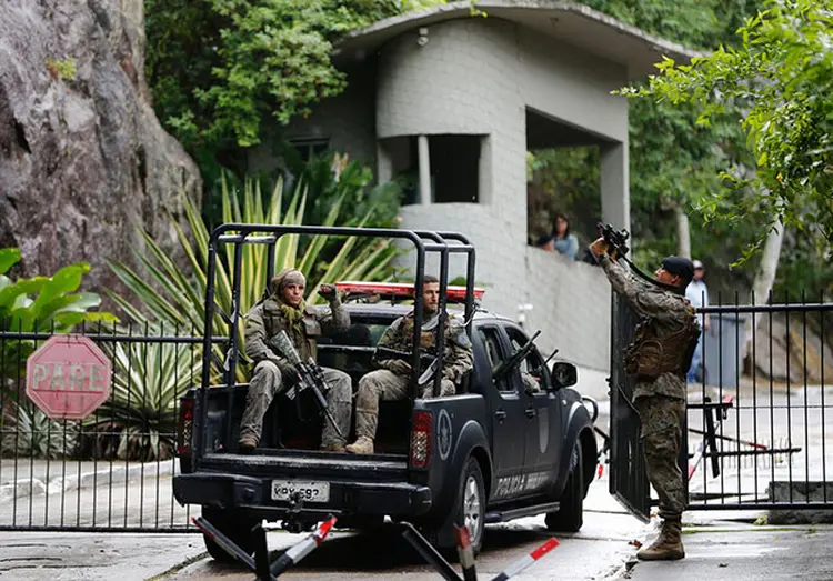 Militares no Rio: segundo pesquisador, “combate ostensivo da criminalidade” virou norma. (Tânia Rêgo/Agência Brasil)