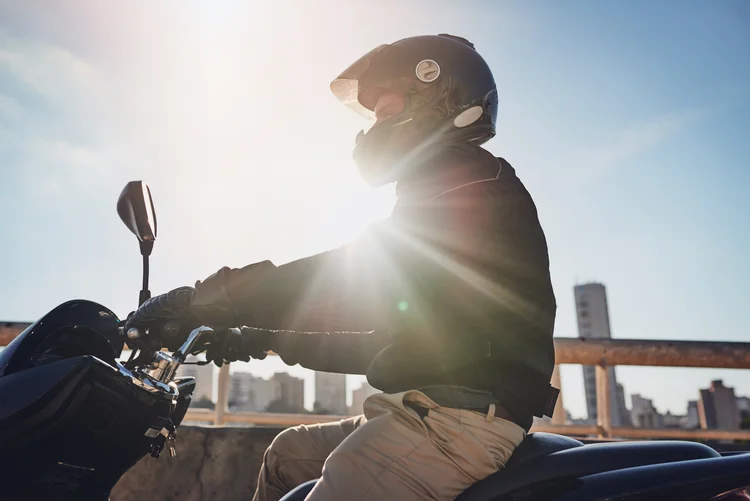 Motociclista:  A lei não especifica exatamente quais são essas atividades que dão direito a adicional (PeopleImages/Getty Images)