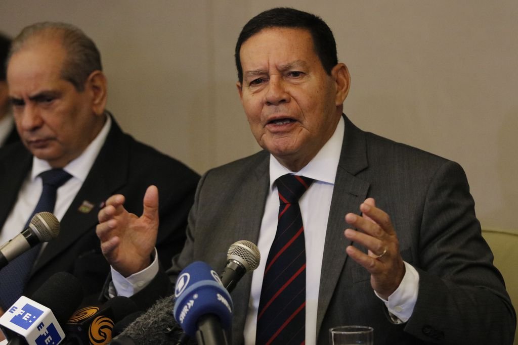 Mourão defende reforma política para acabar com "proliferação de partidos"