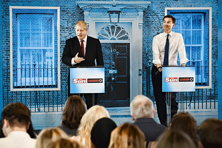 Boris Johnson (à esq.) e Jeremy Hunt: um deles será o próximo primeiro-ministro do Reino Unido  (Andrew Parsons/Zuma Press/Fotoarena/Reprodução)