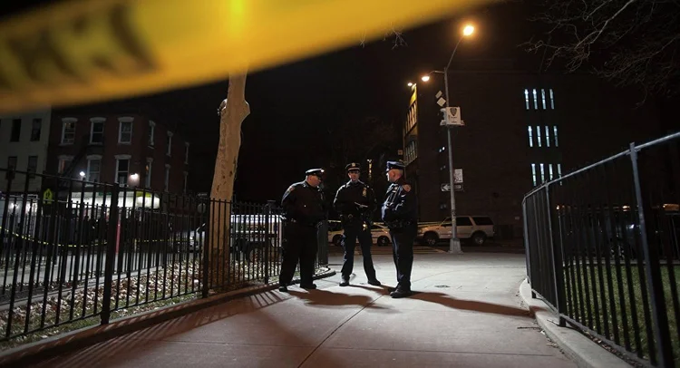 Policiais no Brooklyn, em Nova York: ainda não se sabe as causas do tiroteio deste fim de semana (Carlo Allegri/Reuters)