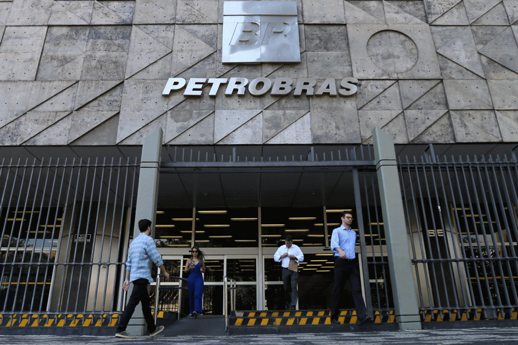 Petrobras sobe 8% por rumor de privatização e leva Bolsa a 101 mil pontos