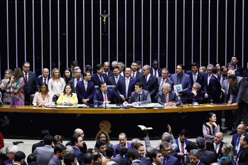 Câmara acaba 1º turno da reforma com mudanças para mulheres e professores