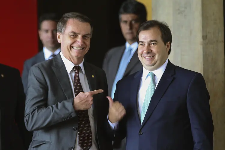 Bolsonaro e Maia: presidente vai pedir que líder da Câmara acelere a tramitação de um projeto de lei na Casa (Antonio Cruz/Agência Brasil)