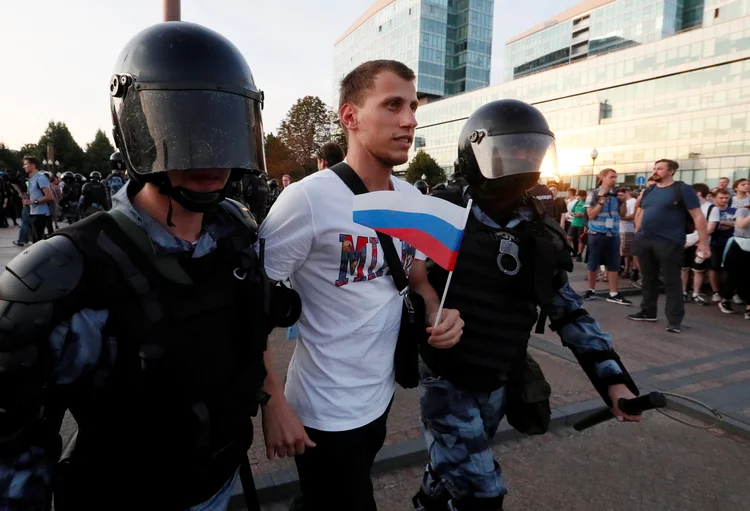 Soldados prendem manifestante em Moscou, na Rússia: mais de mil já foram presos até agora (Shamil Zhumatov/Reuters)