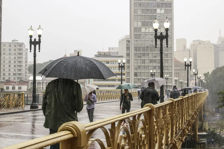 Chuva: previsão do tempo para o fim de semana é que as temperaturas cheguem a 5ºC (Rovena Rosa/Agência Brasil)
