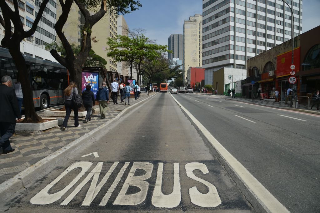 Motoristas e cobradores de SP decidem parar por três horas nesta quarta